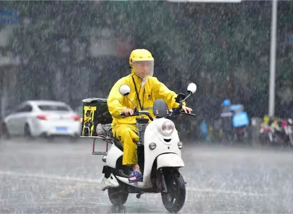 正在忙碌的外賣小哥.jpg 正在忙碌的外賣小哥.jpg