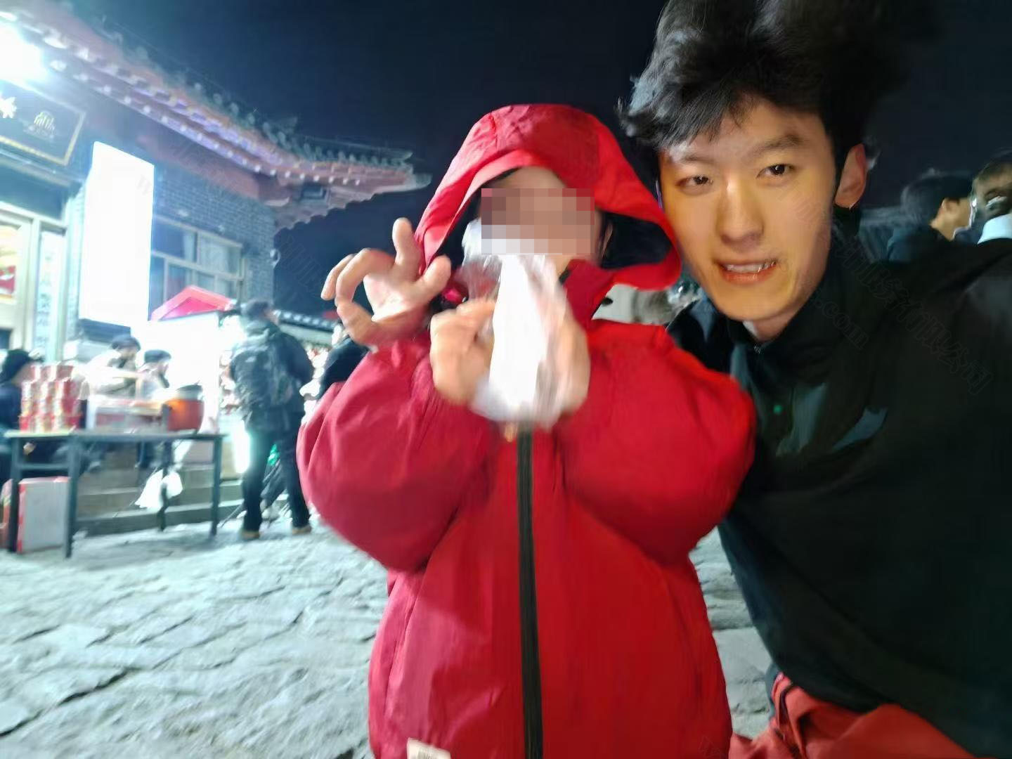 柳先生帶著5歲的孩子夜爬泰山 受訪者供圖，來(lái)自紅星新聞.jpg