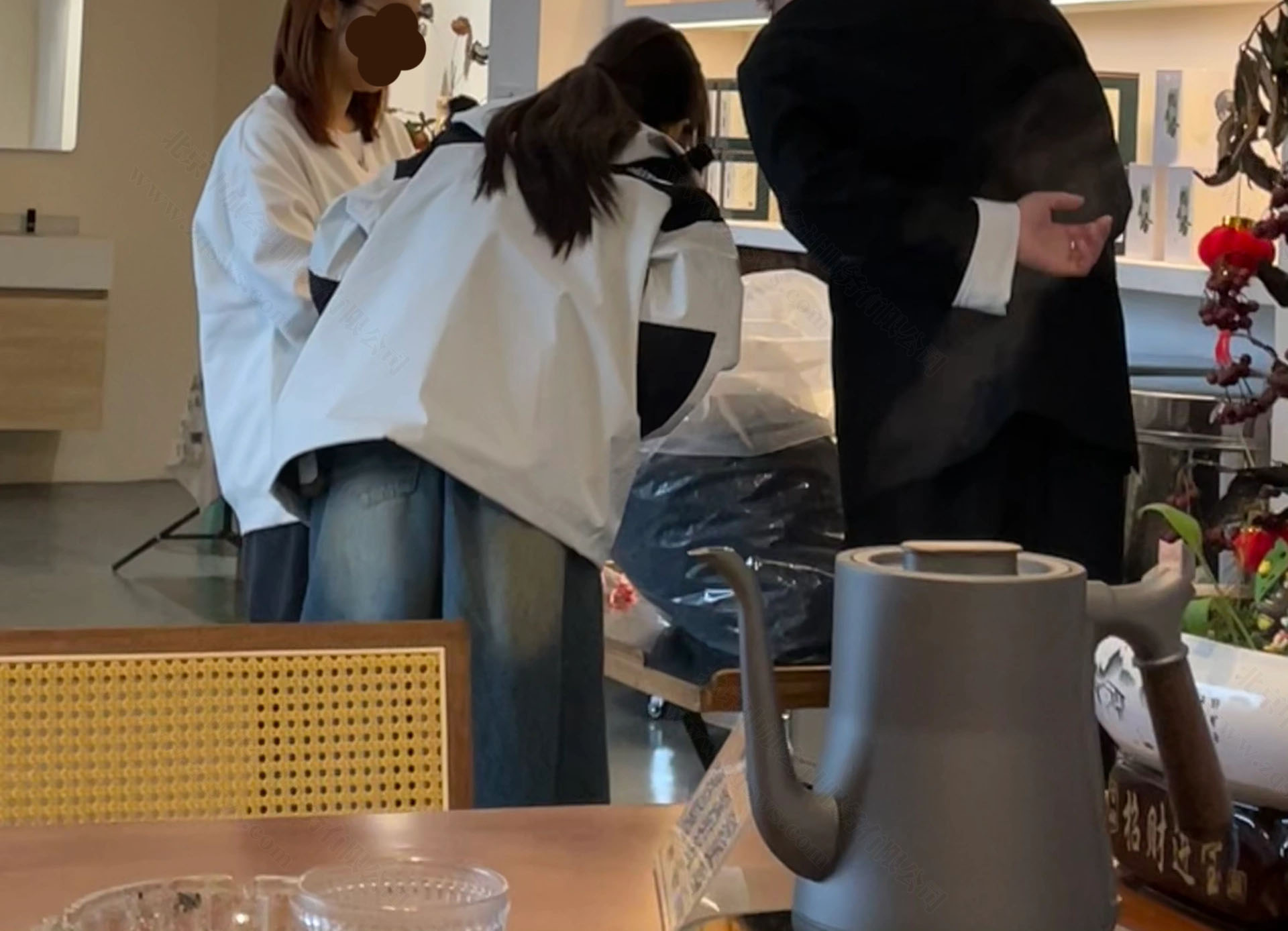 客人上門來挑茶葉.jpg 客人上門來挑茶葉.jpg