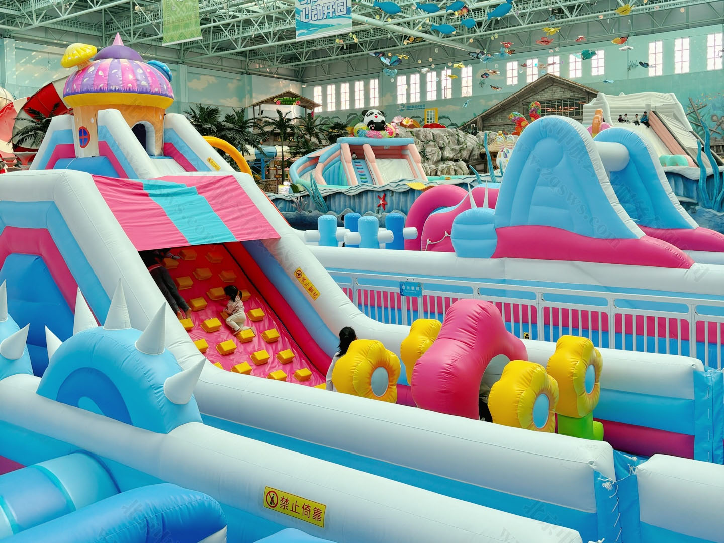 室內游樂園孩子們在快樂的玩耍.jpg 室內游樂園孩子們在快樂的玩耍.jpg