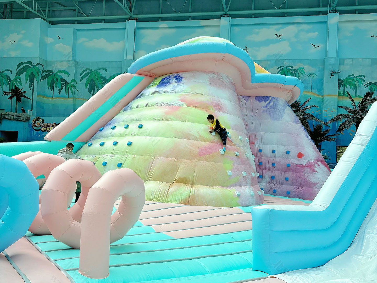 孩子在游樂園內玩耍.jpg 孩子在游樂園內玩耍.jpg