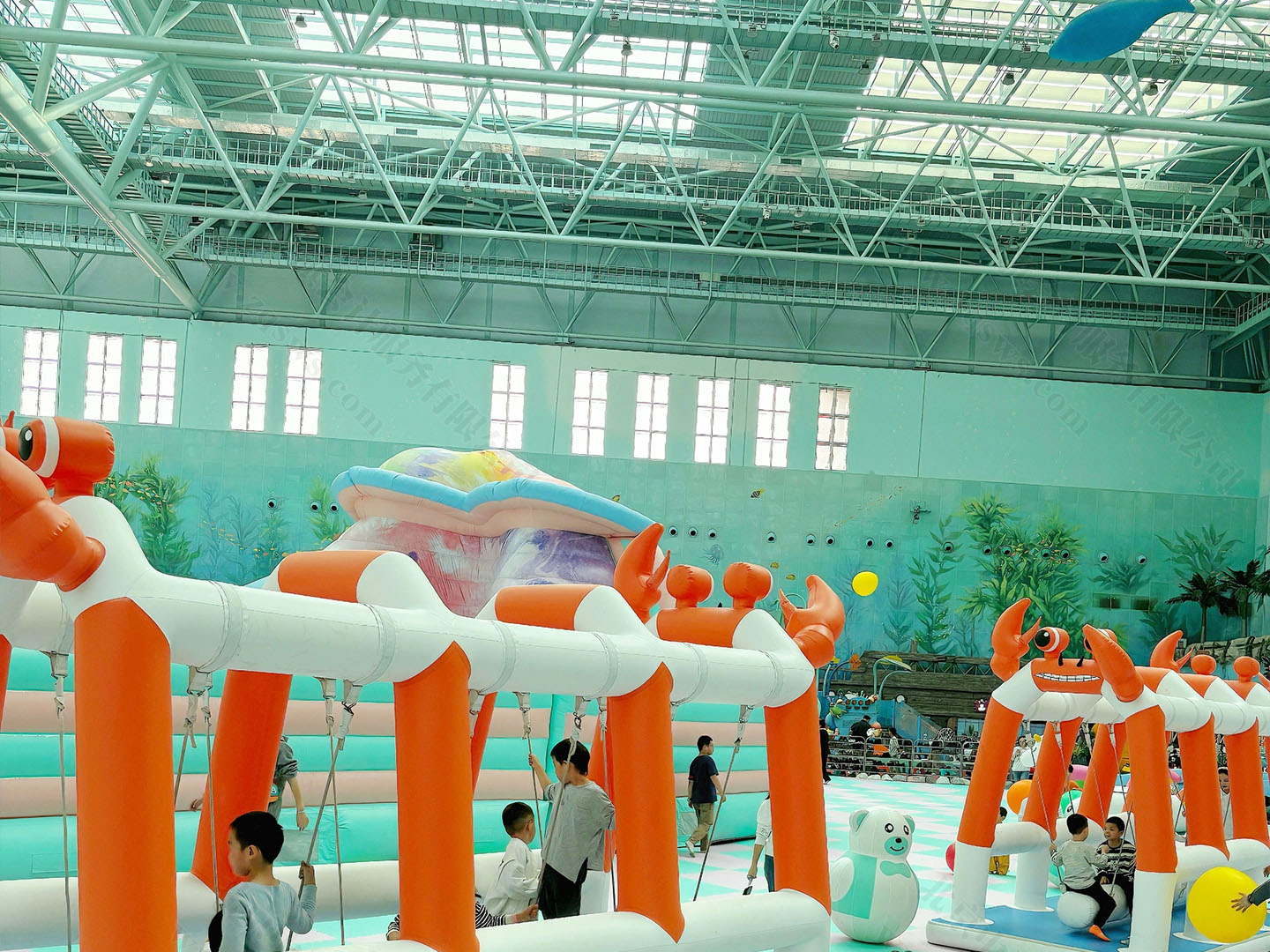 外邊在下雨但是室內有游樂園不受影響.jpg 外邊在下雨但是室內有游樂園不受影響.jpg