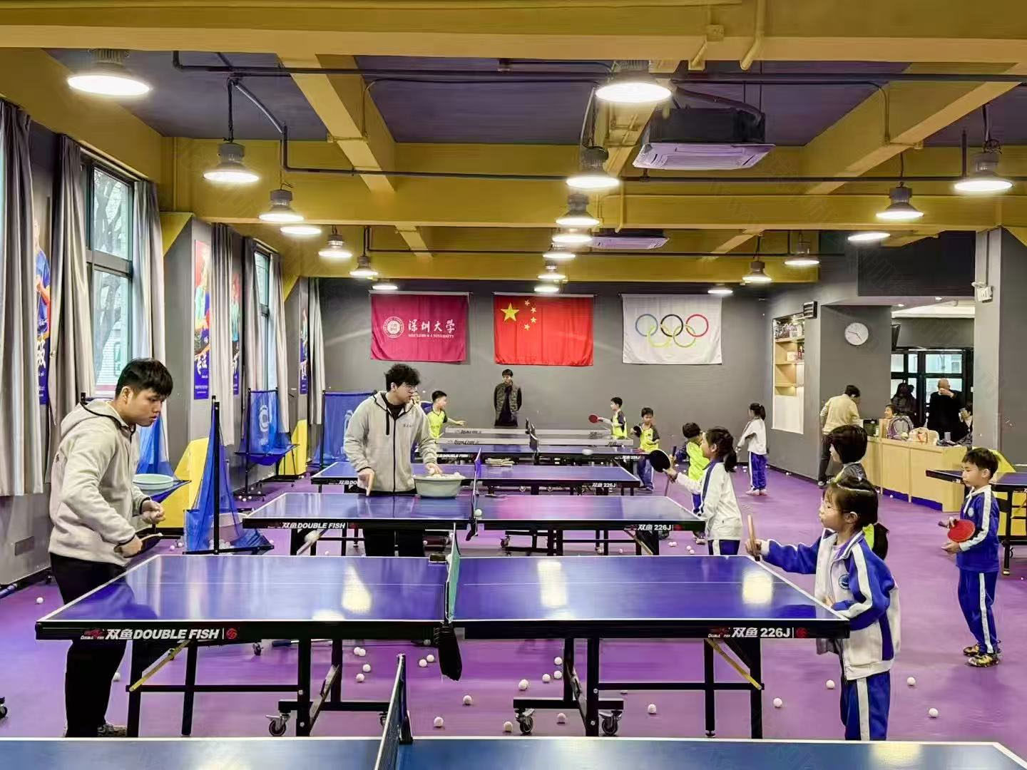 正在教孩子們打球的老師們.jpg 正在教孩子們打球的老師們.jpg