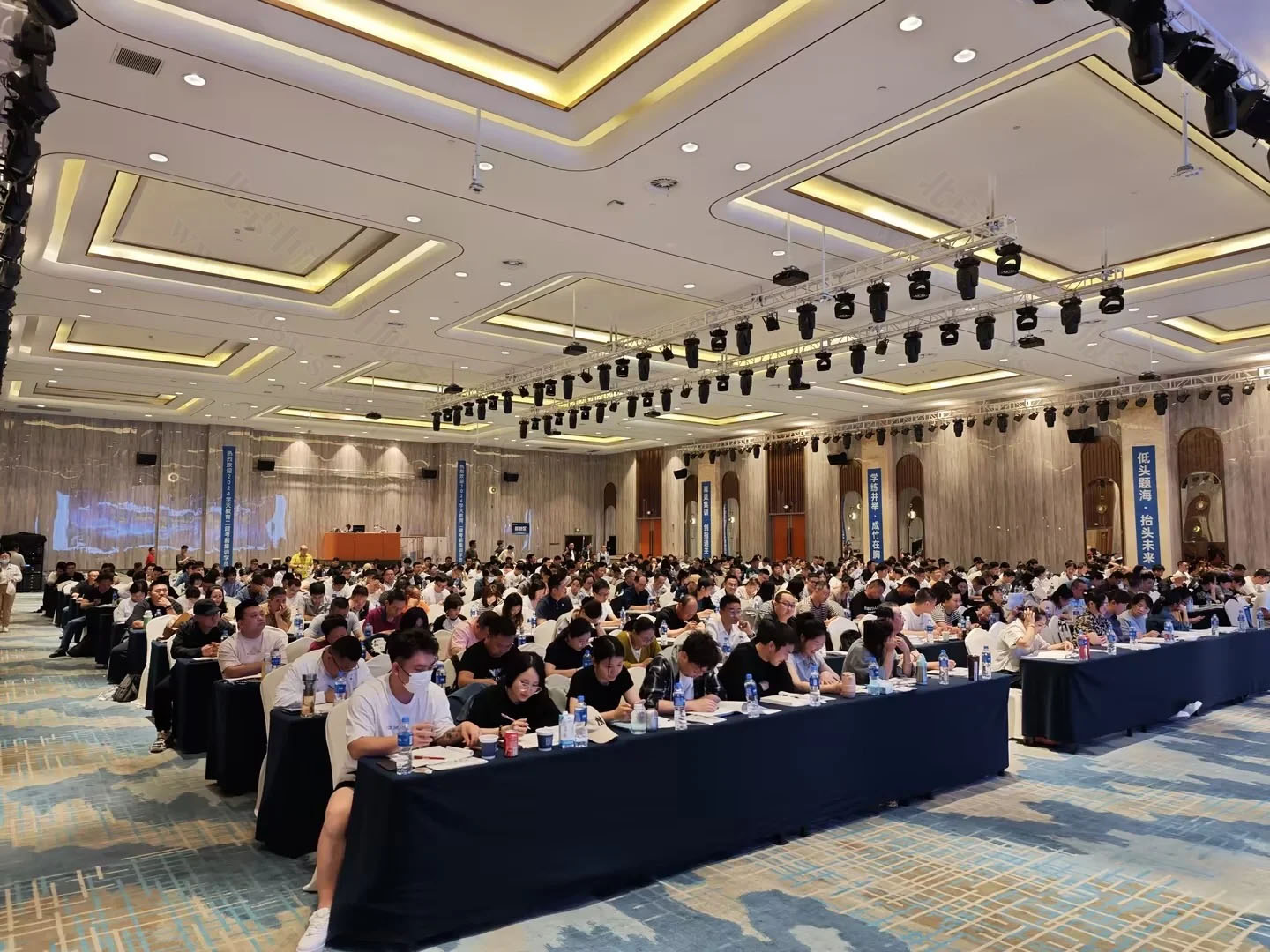 正在做培訓(xùn)的同學(xué)們.jpg 正在做培訓(xùn)的同學(xué)們.jpg