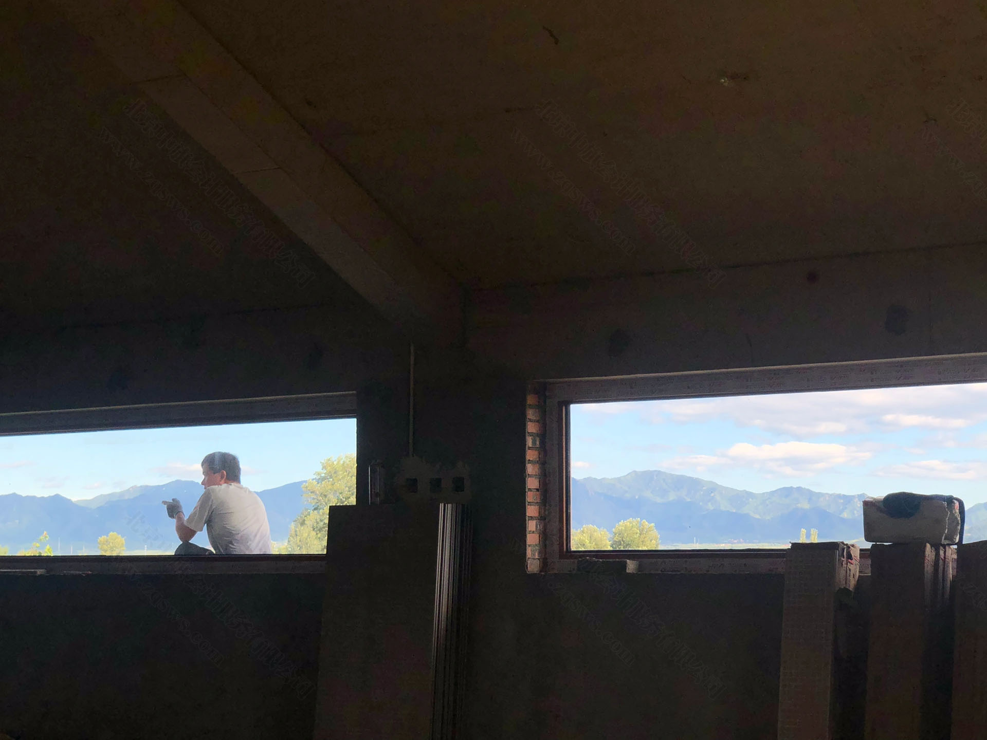 閨蜜她老公在裝修看方向.jpg 閨蜜她老公在裝修看方向.jpg