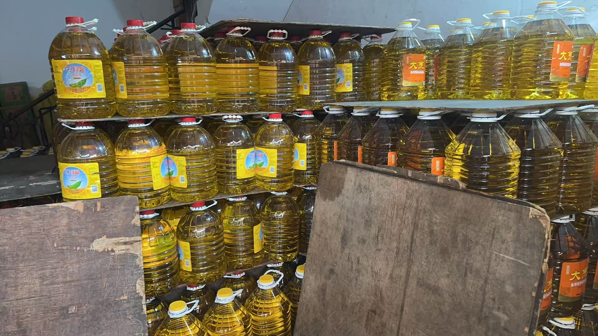 樓下的糧油店賣的大豆油.jpg 樓下的糧油店賣的大豆油.jpg