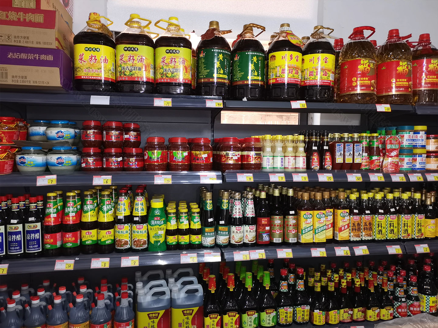 貨架上的日常用品.jpg 貨架上的日常用品.jpg