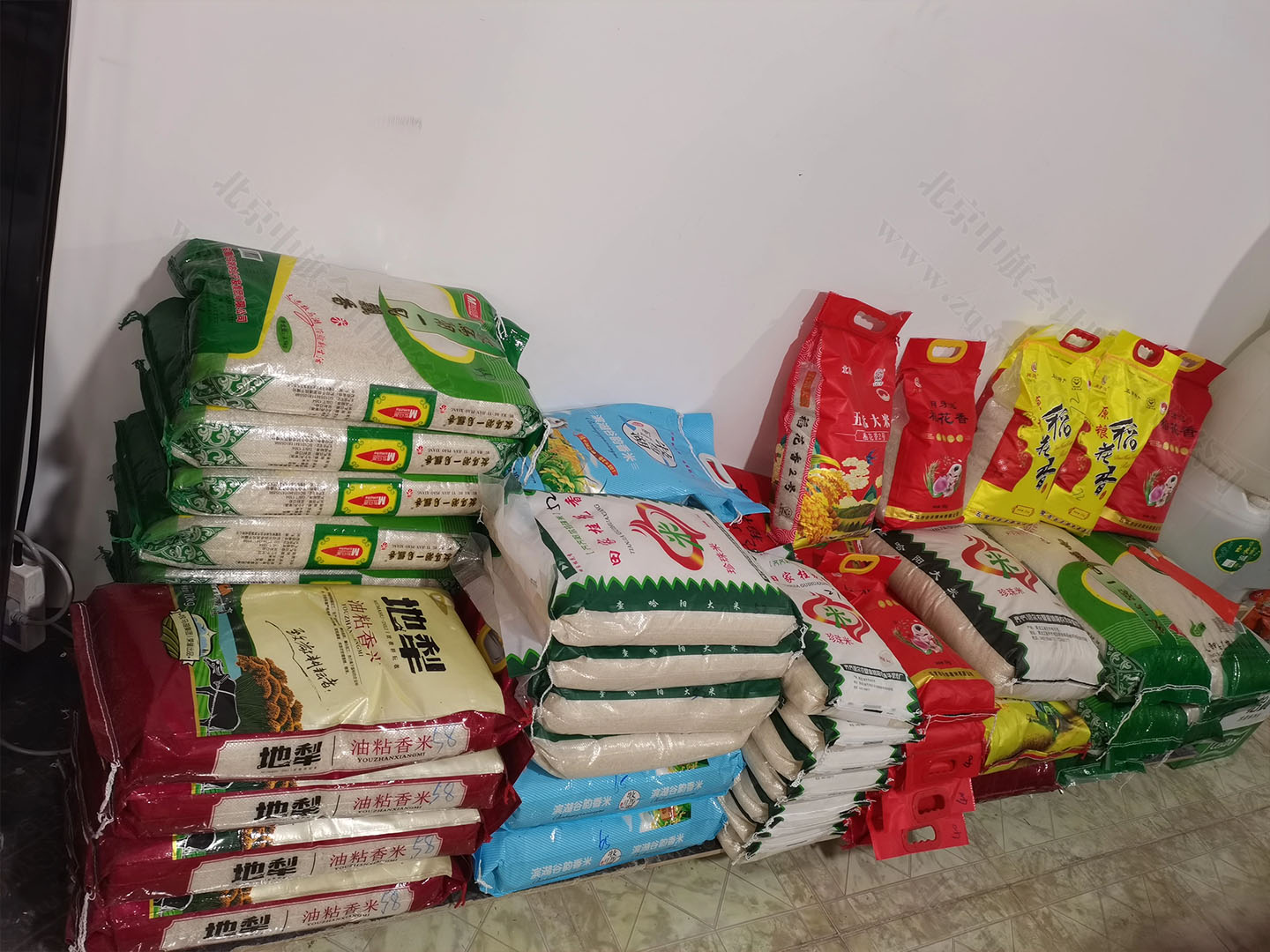 擺放在地上的大米主要還是五常大米好賣一些.jpg 擺放在地上的大米主要還是五常大米好賣一些.jpg