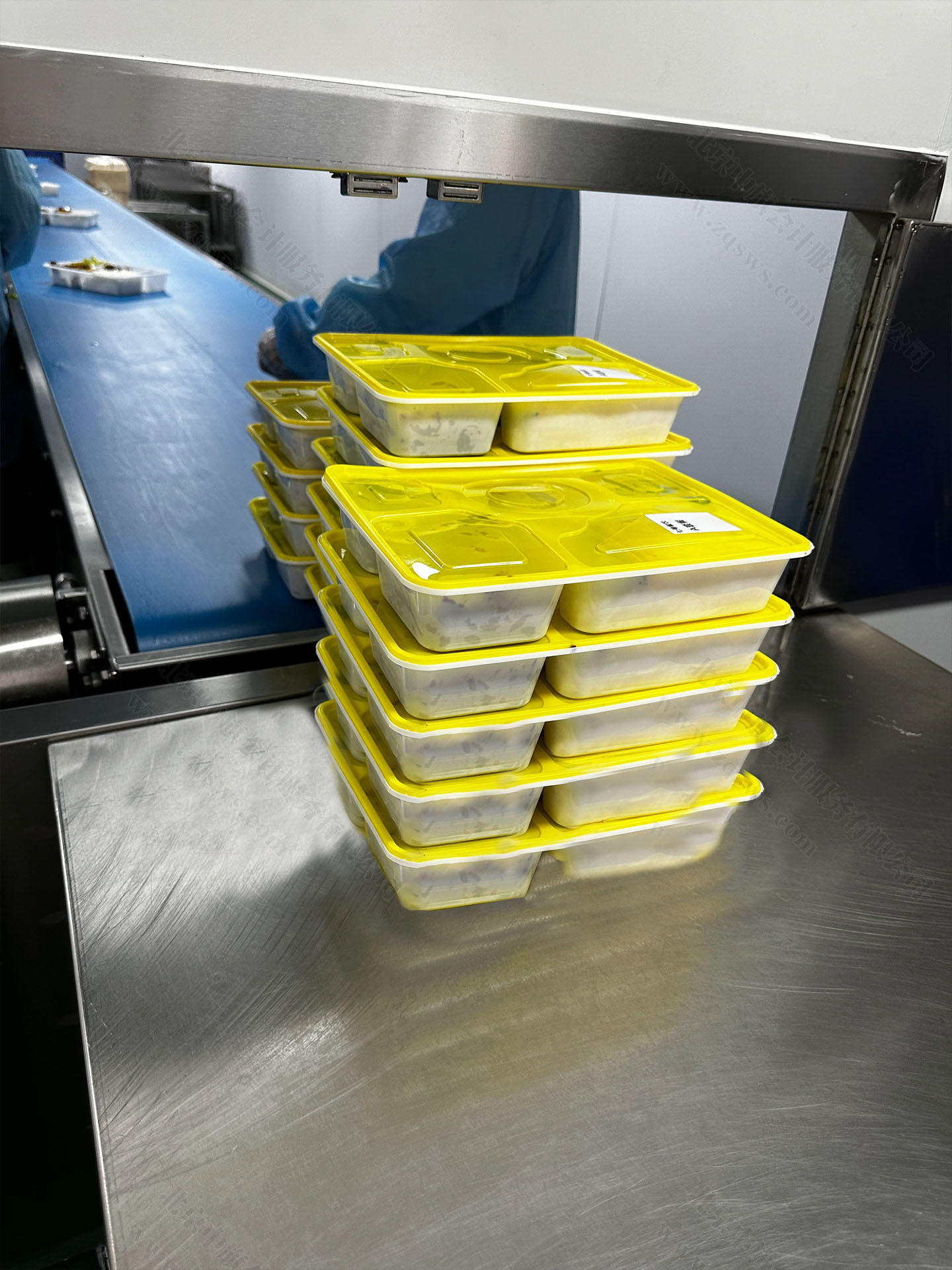 這就是中央廚房的現(xiàn)在出的飯盒.jpg 這就是中央廚房的現(xiàn)在出的飯盒.jpg