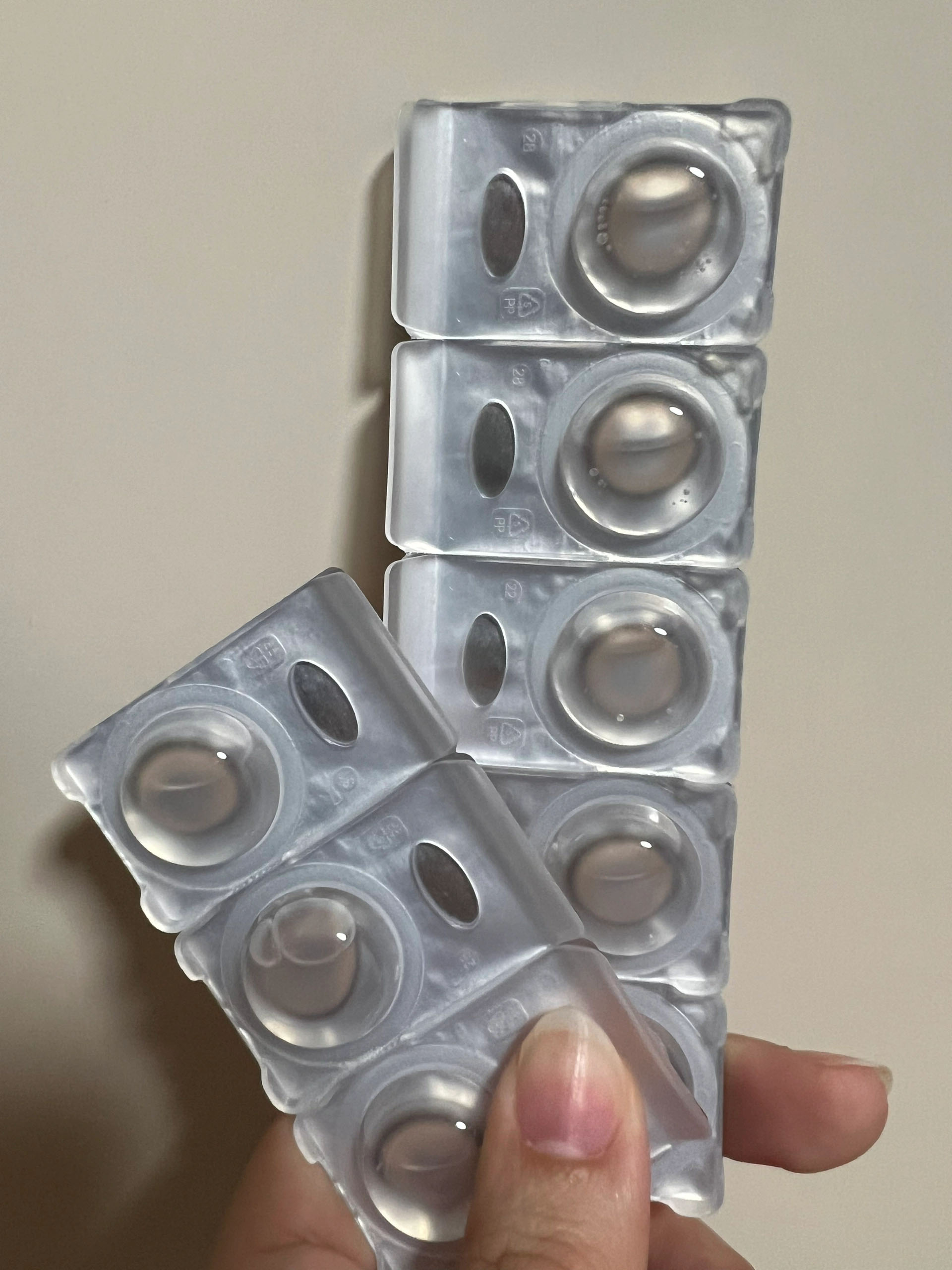 店里售賣的美瞳.jpg 店里售賣的美瞳.jpg