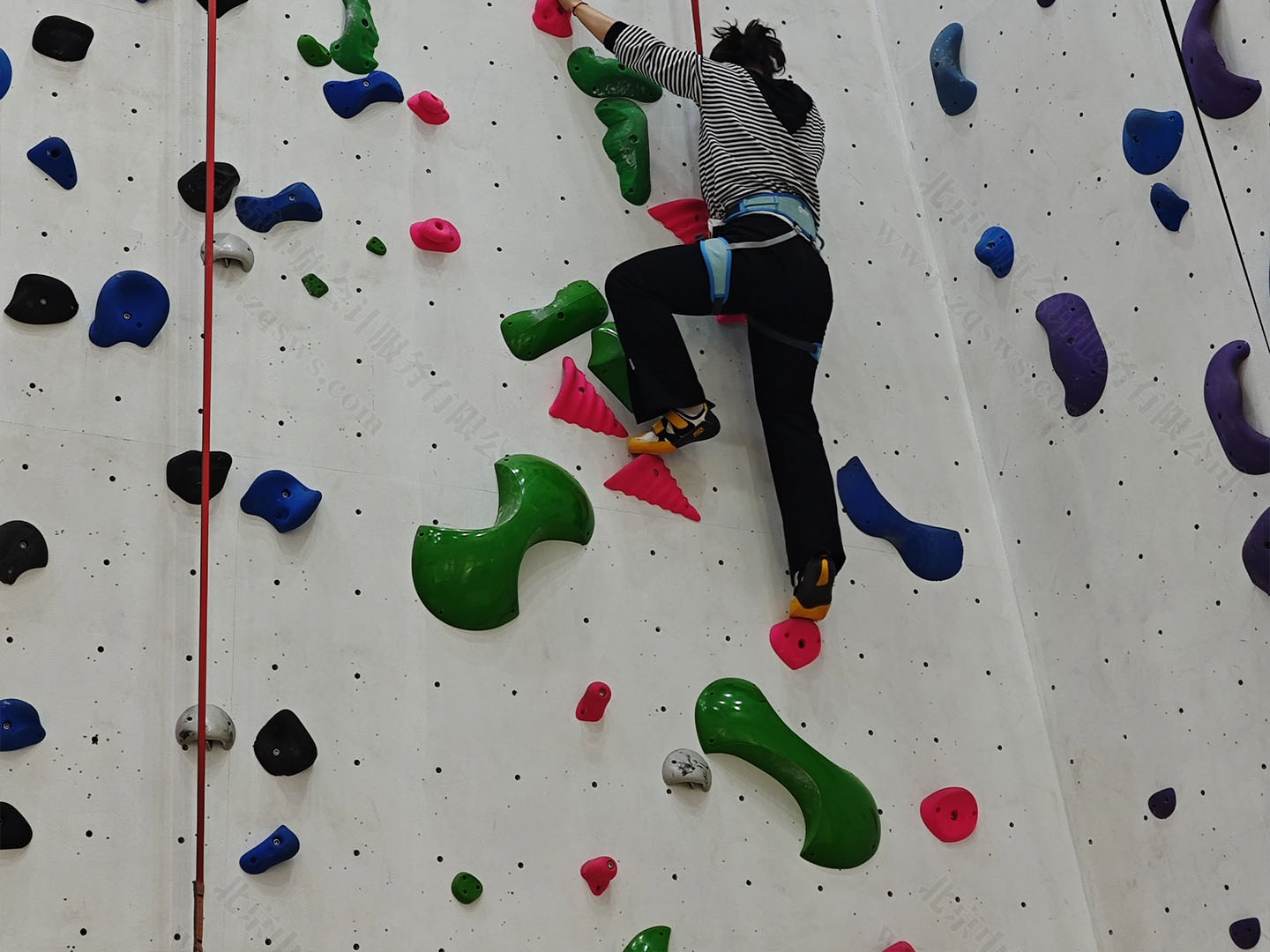 正在攀巖.jpg 正在攀巖.jpg