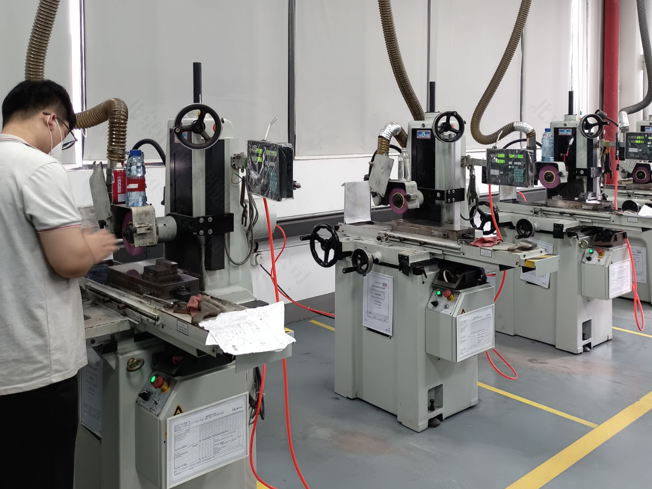 研發(fā)師傅正在調(diào)試設(shè)備.jpg 研發(fā)師傅正在調(diào)試設(shè)備.jpg