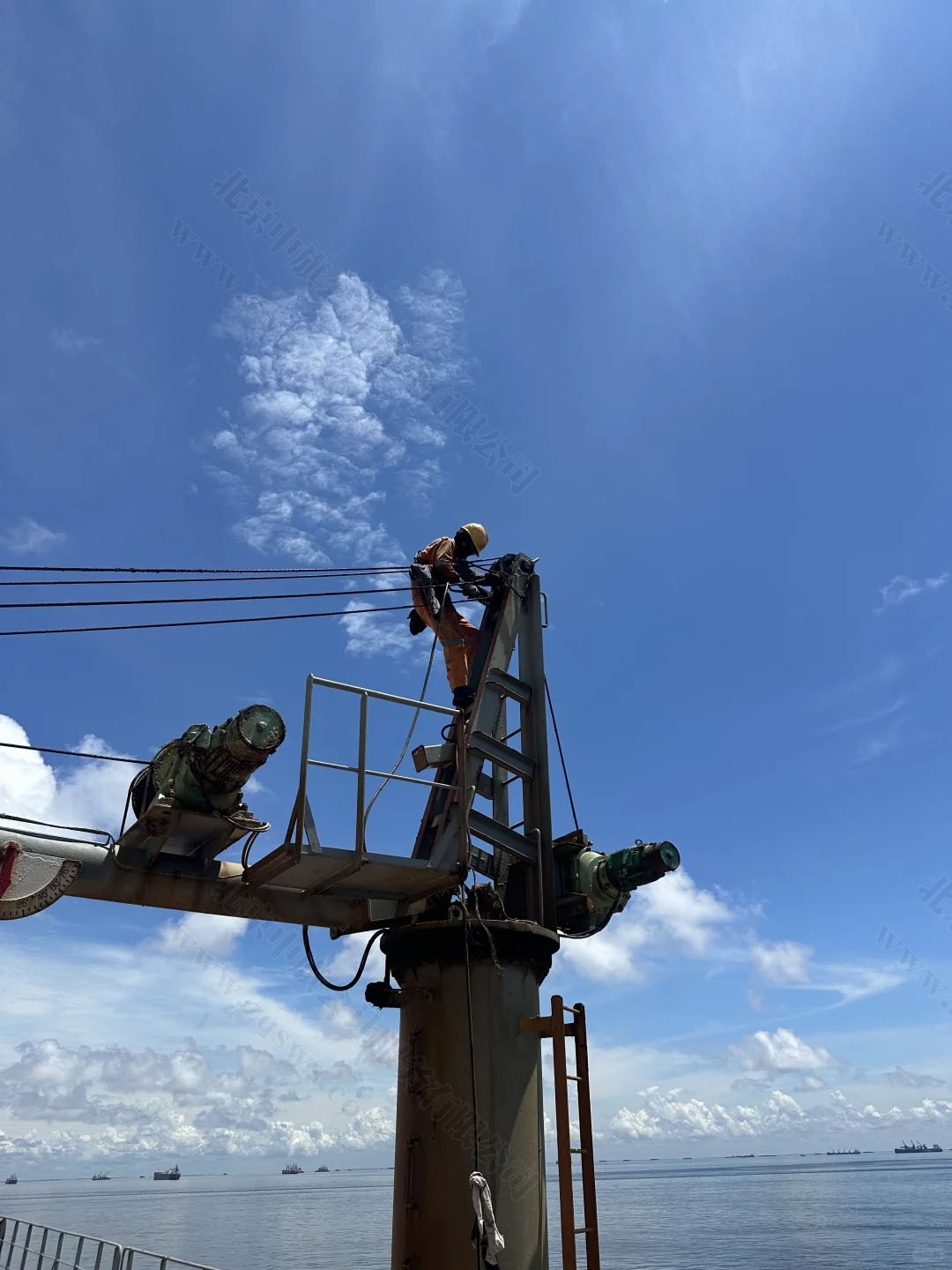 在海上作業(yè)的師傅.jpg