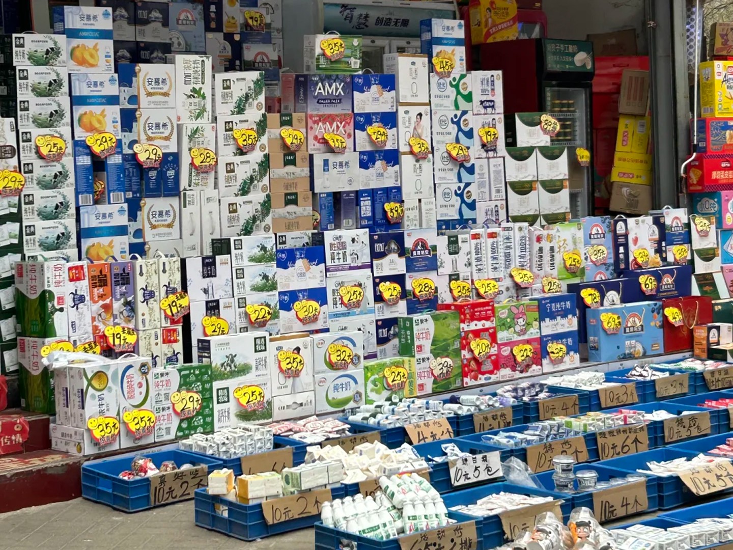 現(xiàn)在的奶站賣的一些鮮牛奶.jpg 現(xiàn)在的奶站賣的一些鮮牛奶.jpg