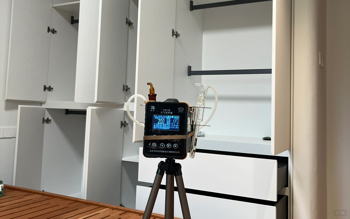 正在測(cè)量家具甲醛數(shù)值.jpg 正在測(cè)量家具甲醛數(shù)值.jpg