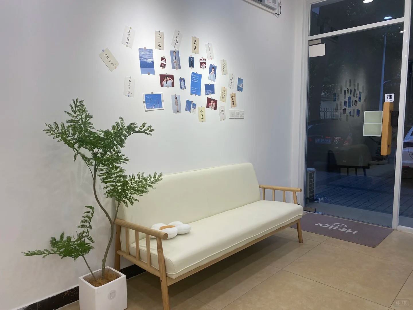 照相館門口的休息區(qū).jpg 照相館門口的休息區(qū).jpg