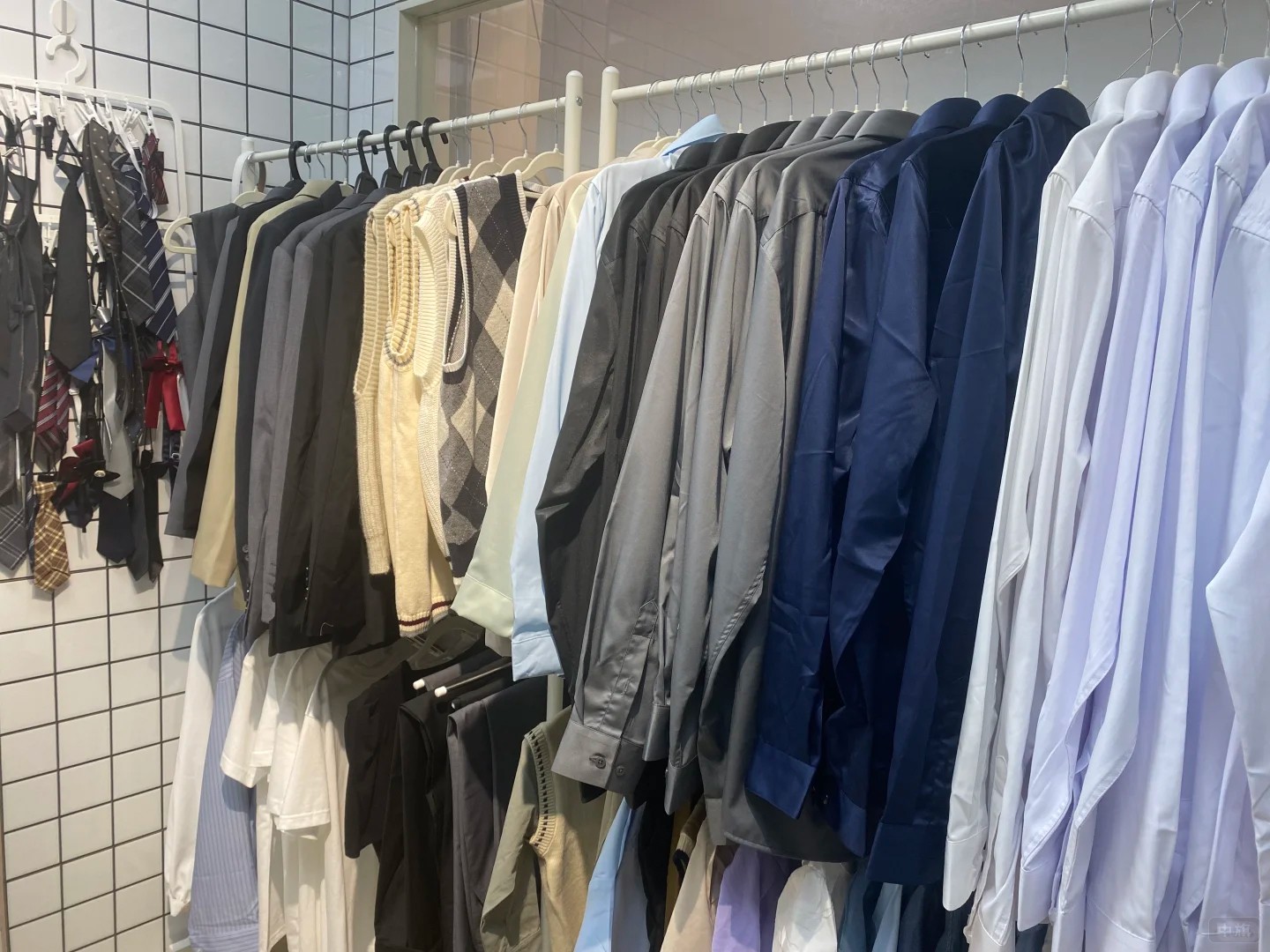 學(xué)生的服裝區(qū)可以更換衣服.jpg 學(xué)生的服裝區(qū)可以更換衣服.jpg