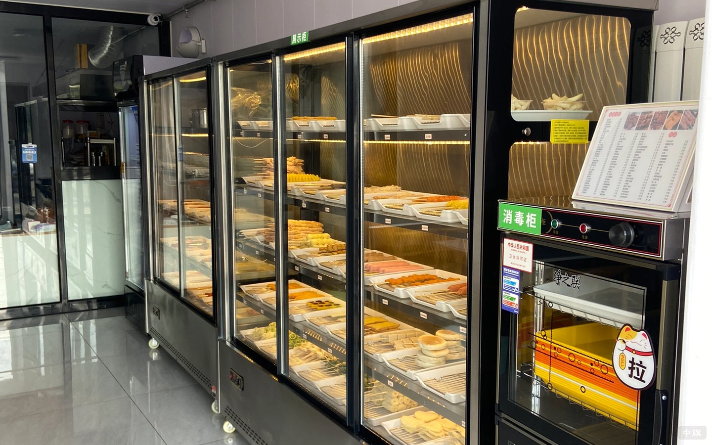 為了應(yīng)對衛(wèi)生檢查干凈的餐柜.jpg 為了應(yīng)對衛(wèi)生檢查干凈的餐柜.jpg