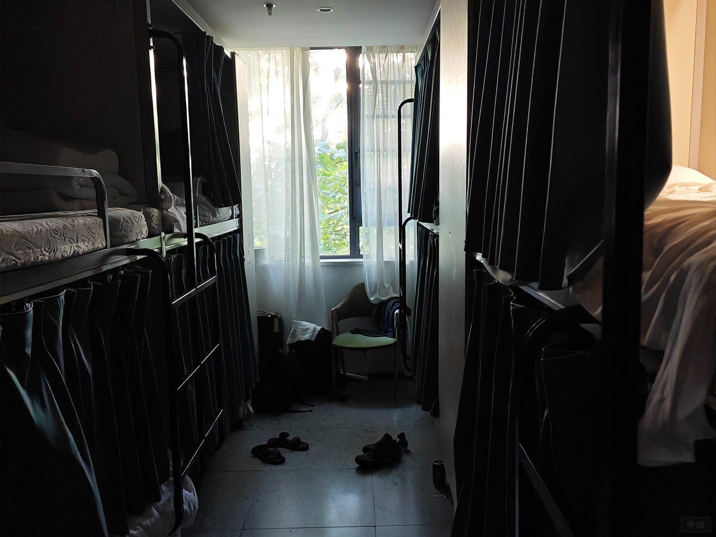 上下鋪的宿舍，私密的空間.jpg