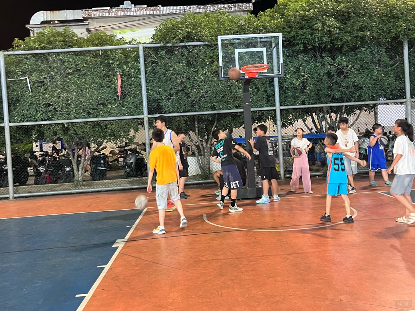 籃球場(chǎng)正在打籃球的孩子們.jpg