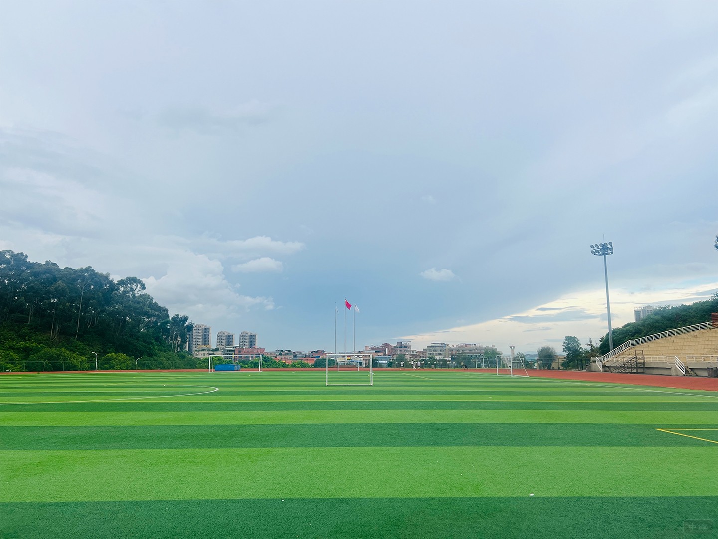 足球場.jpg 足球場.jpg