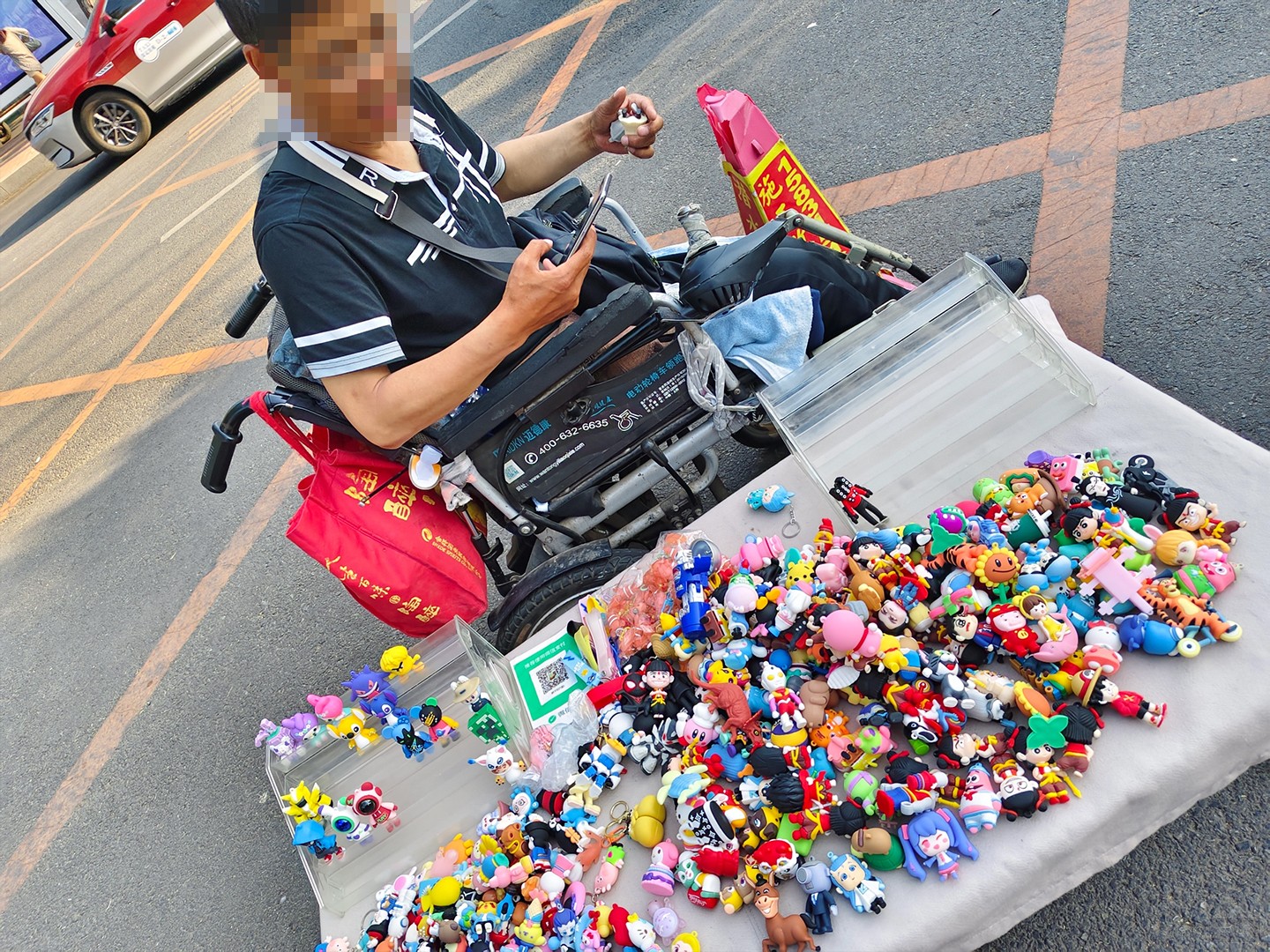 殘疾人張叔叔擺攤營業(yè)中.jpg 殘疾人張叔叔擺攤營業(yè)中.jpg