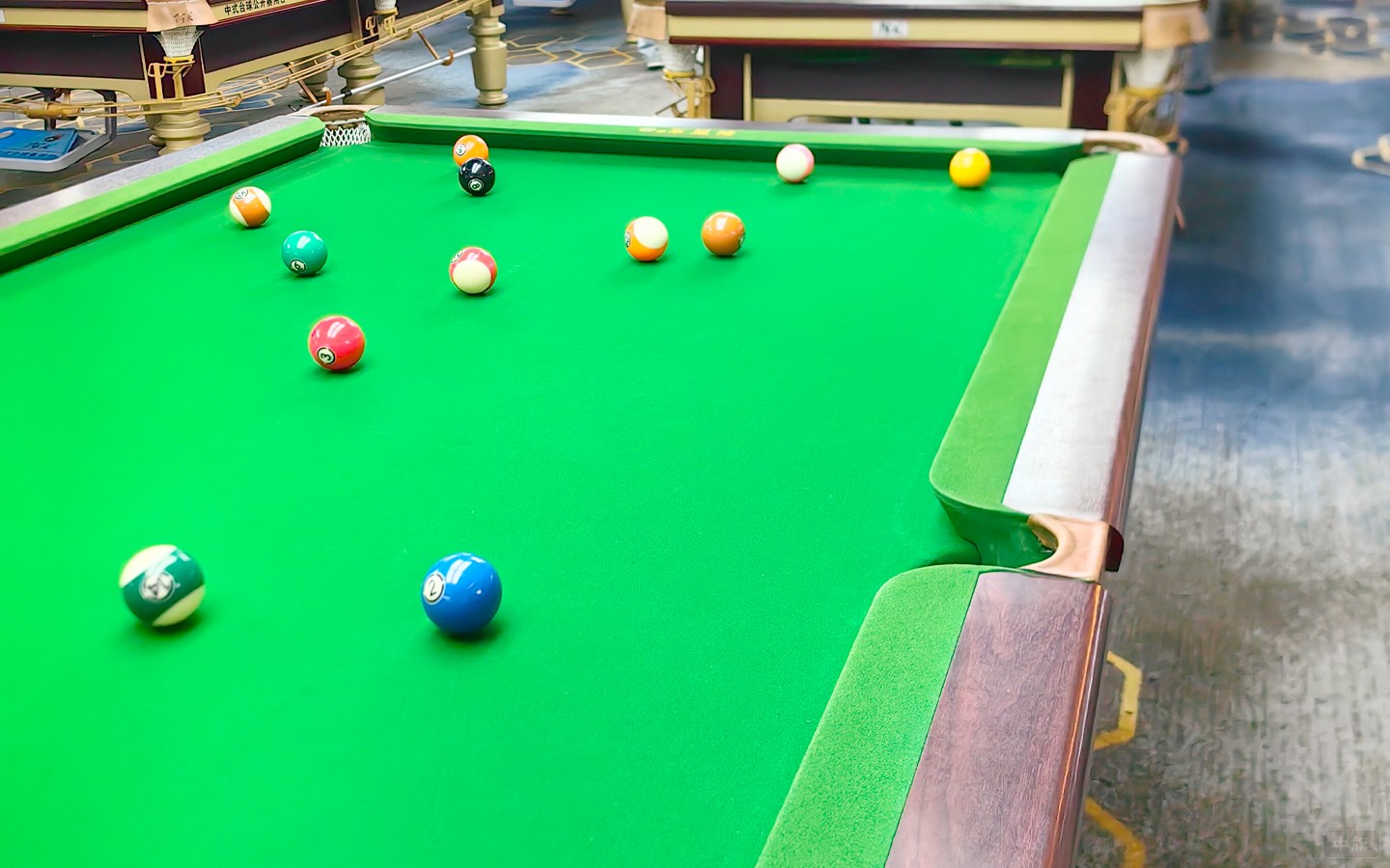 臺球室內(nèi)的臺球桌.jpg 臺球室內(nèi)的臺球桌.jpg