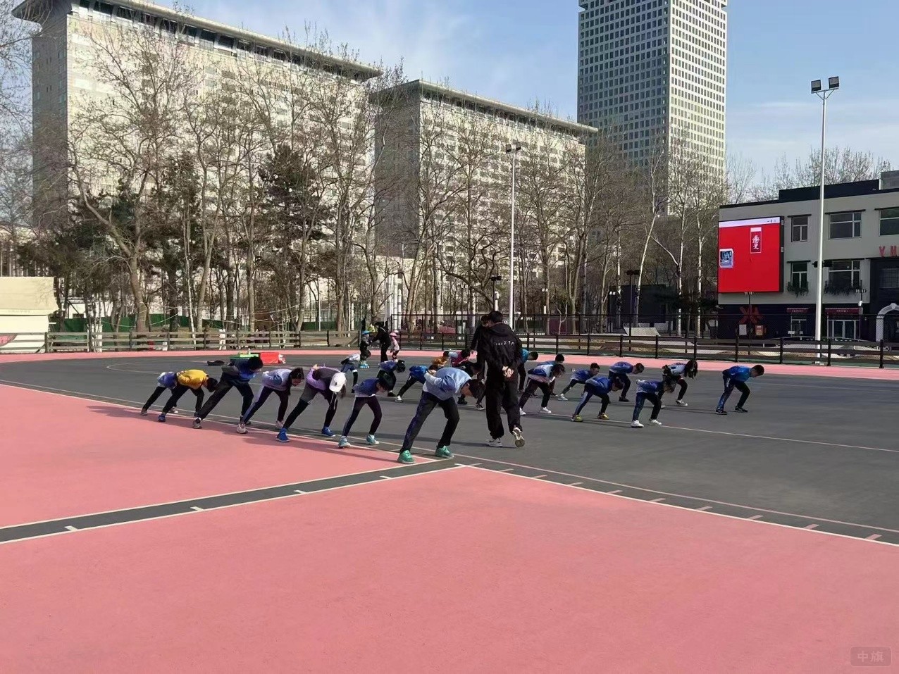 正在室外輪滑場(chǎng)玩輪滑的孩子們 正在室外輪滑場(chǎng)玩輪滑的孩子們