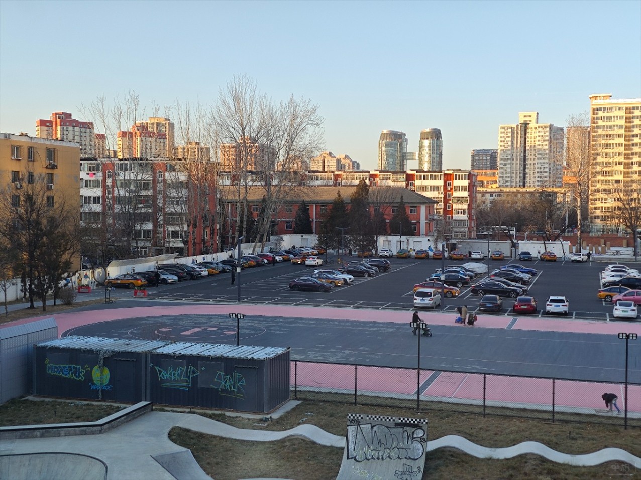 室外清晨的輪滑場(chǎng) 室外清晨的輪滑場(chǎng)