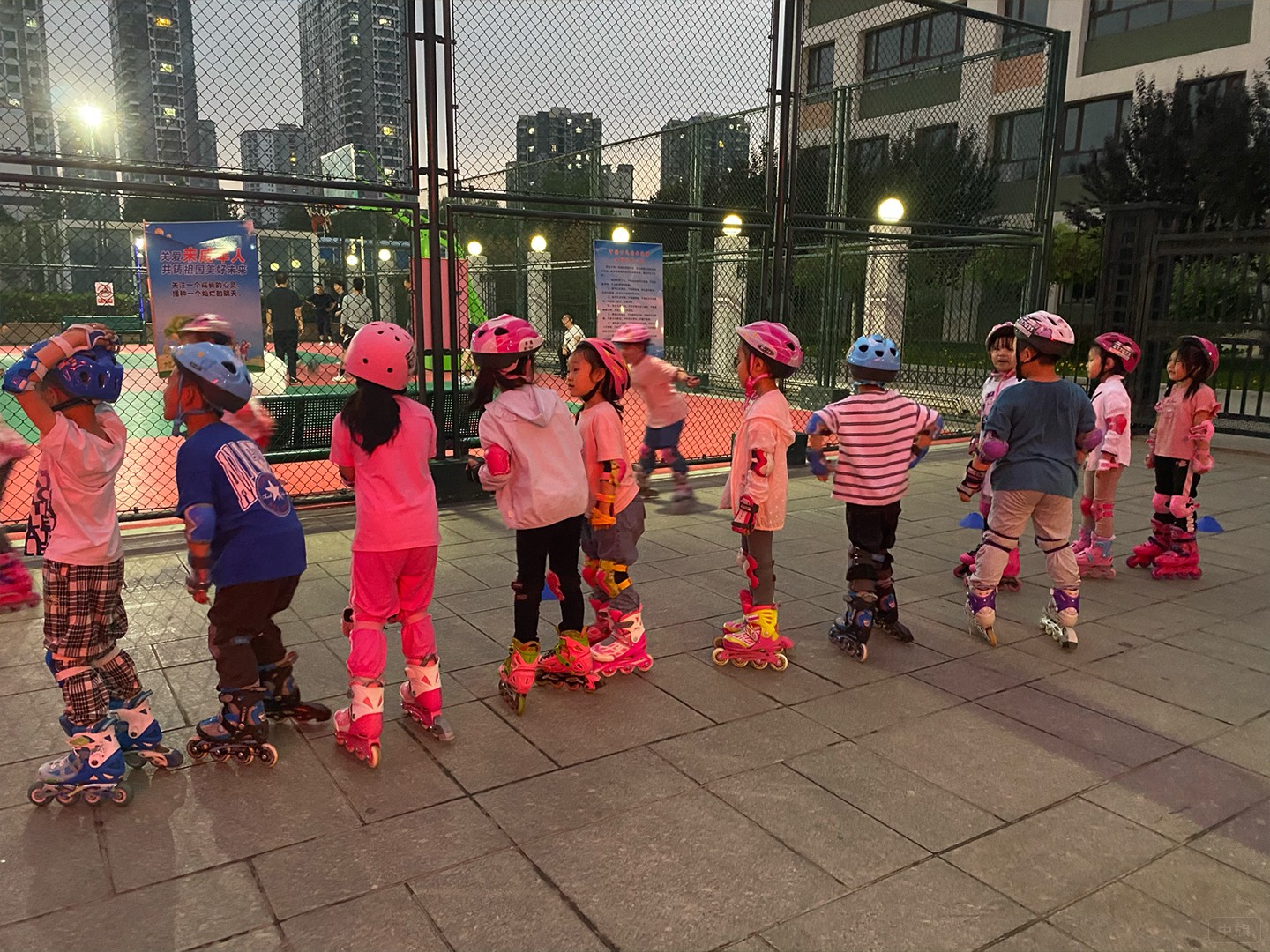 孩子們準(zhǔn)備進(jìn)入場館 孩子們準(zhǔn)備進(jìn)入場館