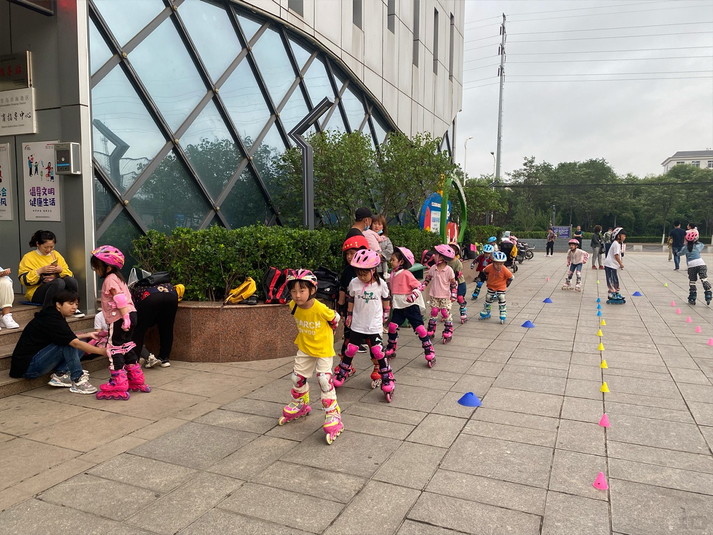 孩子們排隊等待繞柱 孩子們排隊等待繞柱