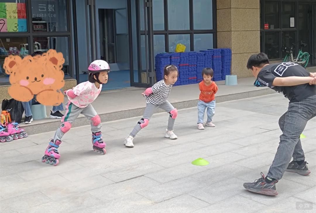 正在學(xué)習(xí)基礎(chǔ)動作的孩子們 正在學(xué)習(xí)基礎(chǔ)動作的孩子們