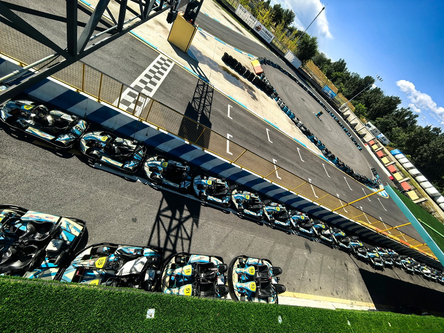 一排排的卡丁車 一排排的卡丁車