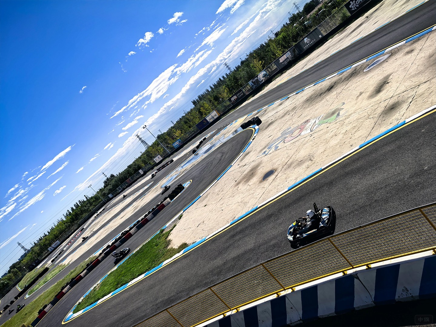 超大型的卡丁車 超大型的卡丁車