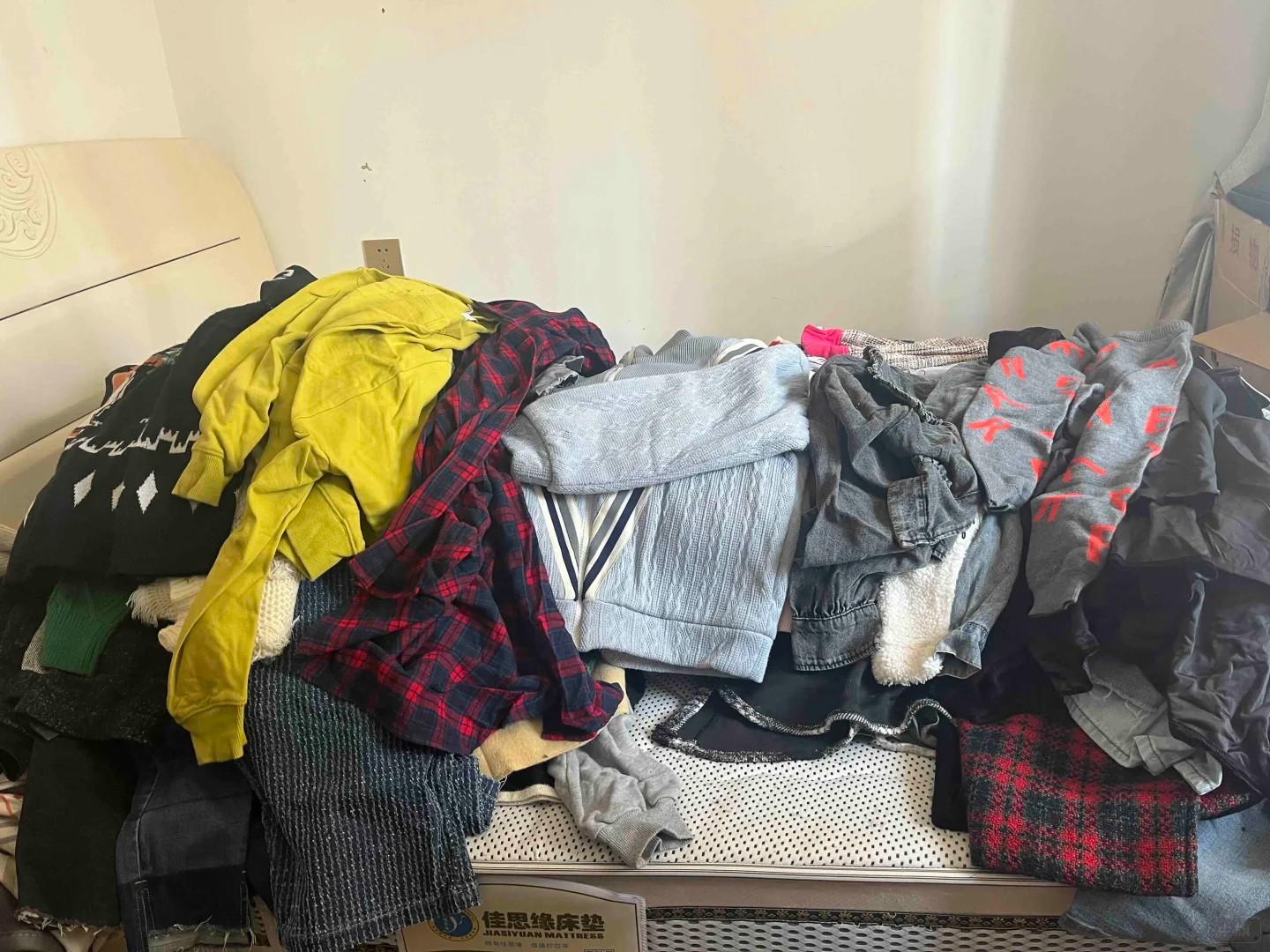 這也是家人拿來(lái)的舊衣服，都是要回收的