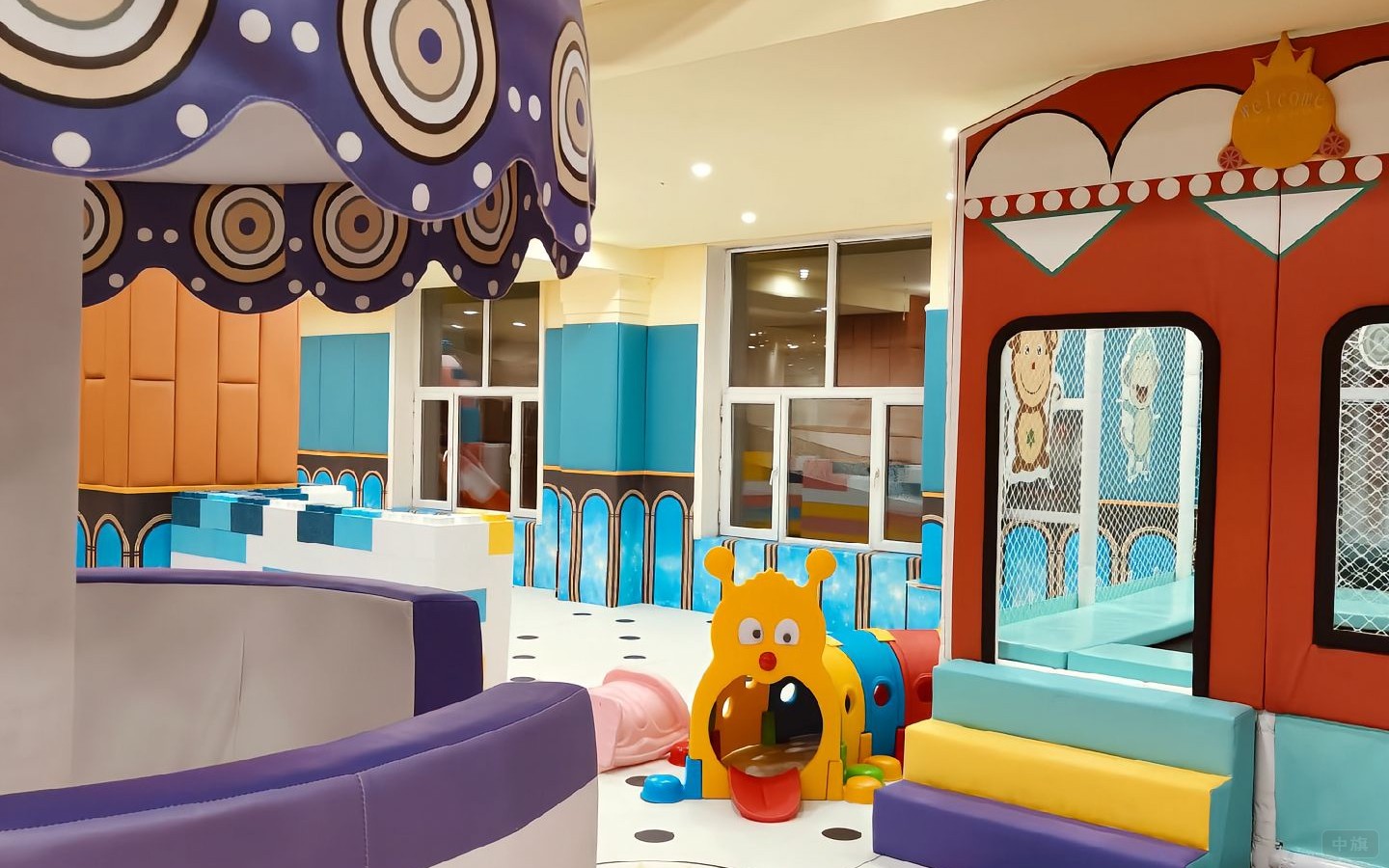 孩子們?cè)谔詺獗?nèi)可以來回爬動(dòng)