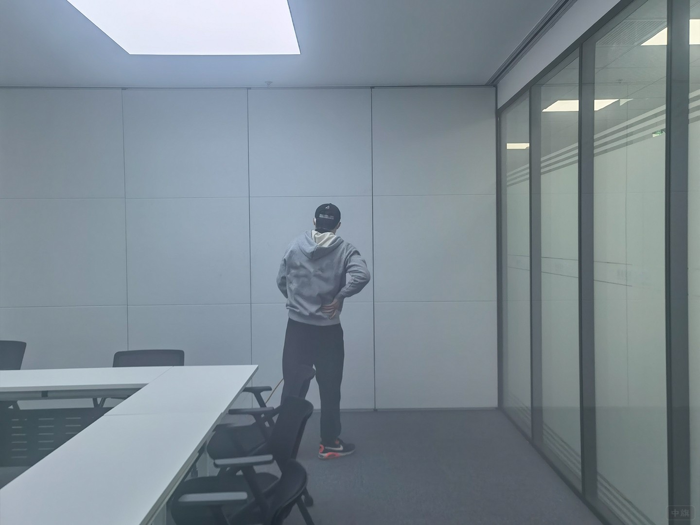 正在會議室除甲醛的師傅 正在會議室除甲醛的師傅