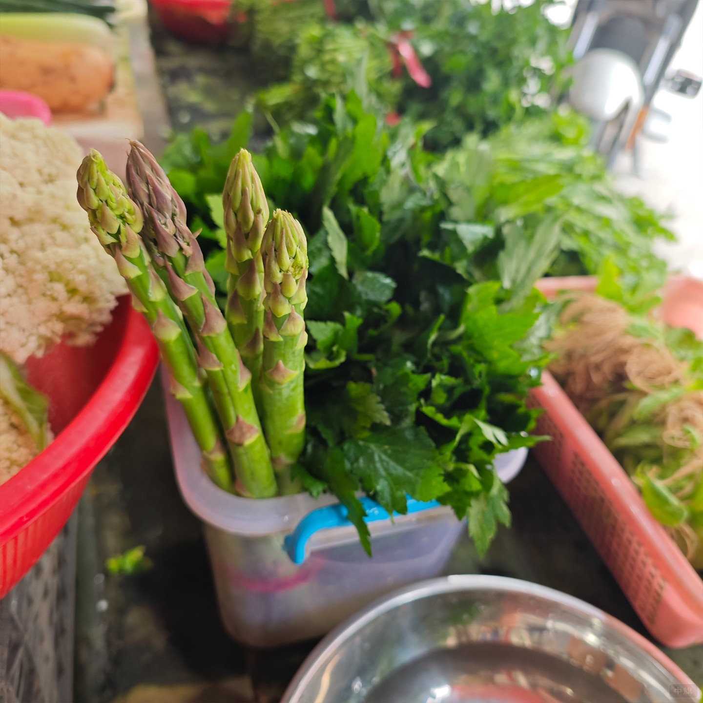 菜市場(chǎng)里邊的青菜看著還是非常舒服的