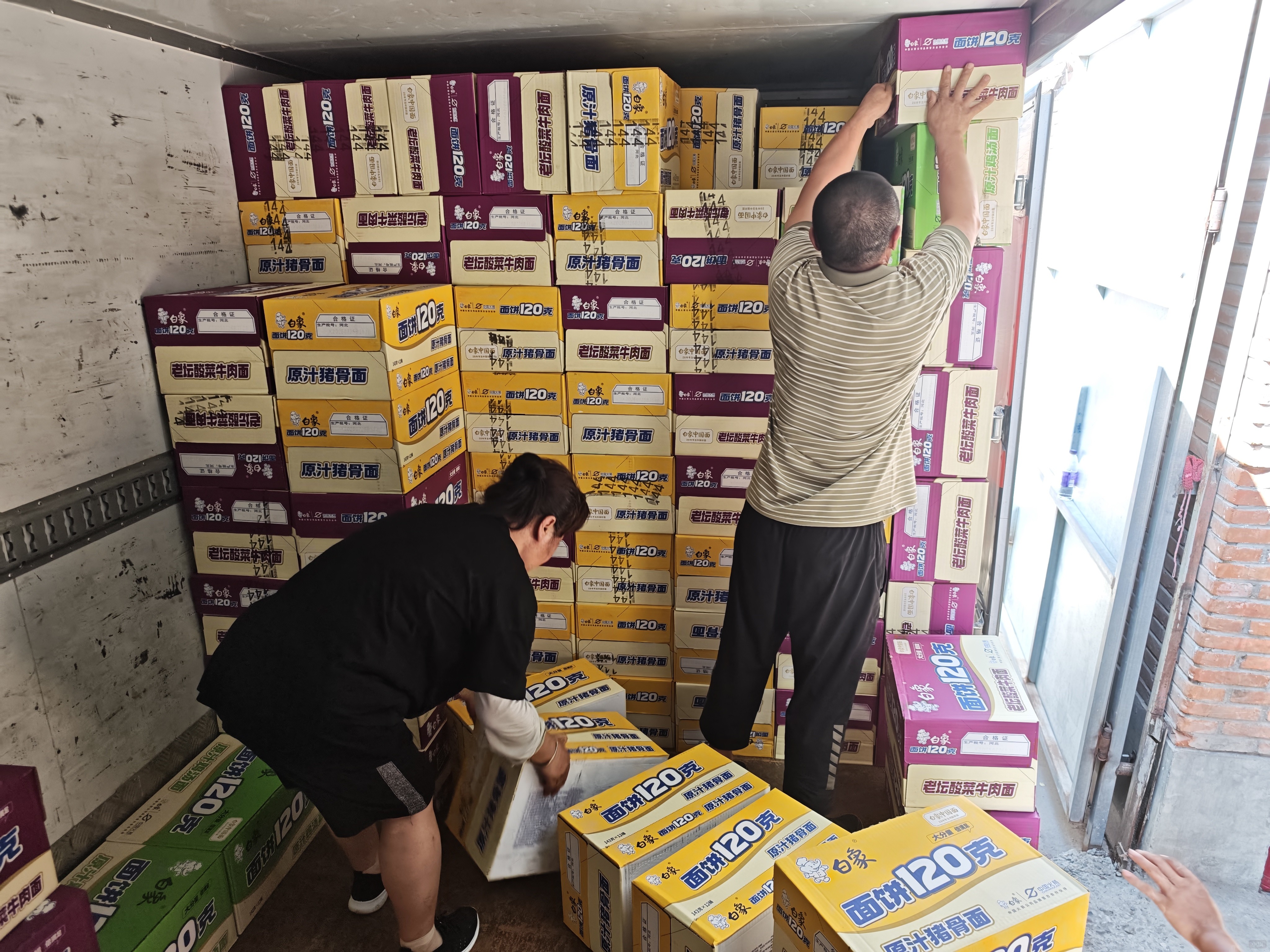 京AA89545的車主在悶熱的車廂內(nèi)擺放運(yùn)送物資