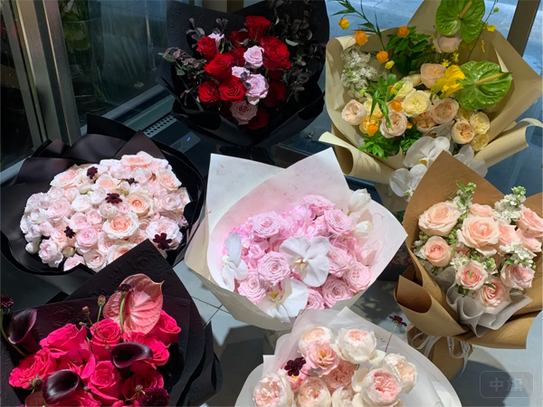 鮮花擺滿了一地一會跑腿來取 鮮花擺滿了一地一會跑腿來取