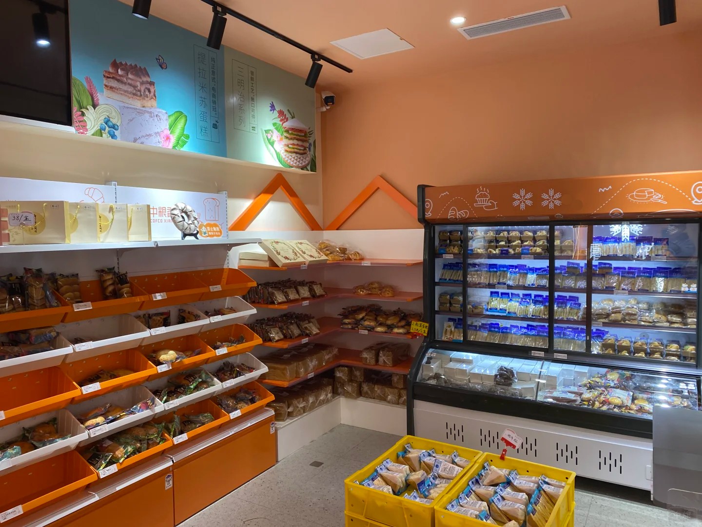 食品廠統(tǒng)一標(biāo)準(zhǔn)生產(chǎn)，然后前端售賣