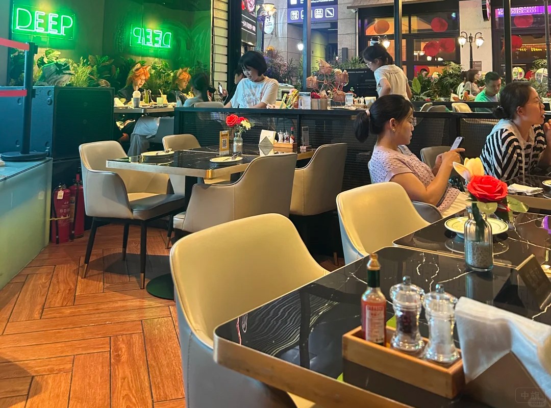 現(xiàn)在酒吧肯定都要配上餐飲