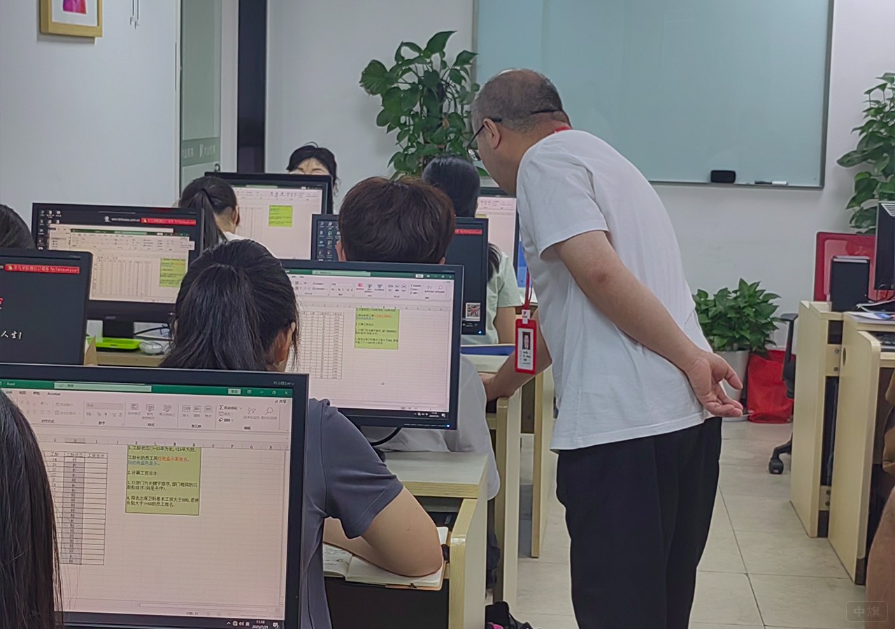 正在給學(xué)生上課的李老師 正在給學(xué)生上課的李老師