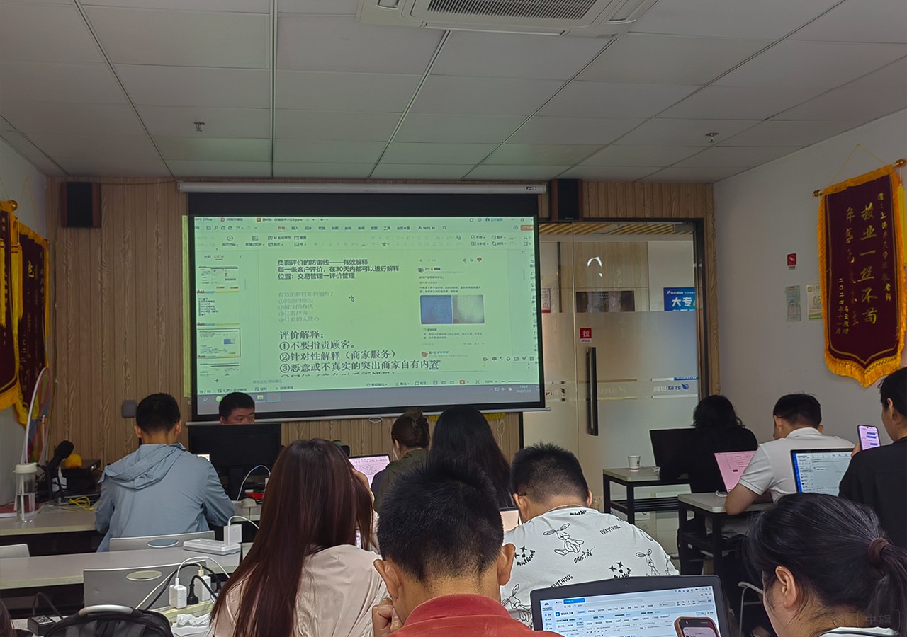 正在上課的學(xué)生們 正在上課的學(xué)生們