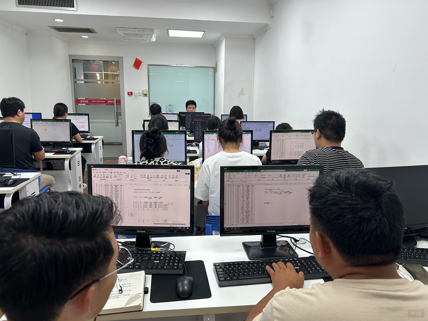 正在學(xué)word腳本的學(xué)生們 正在學(xué)word腳本的學(xué)生們