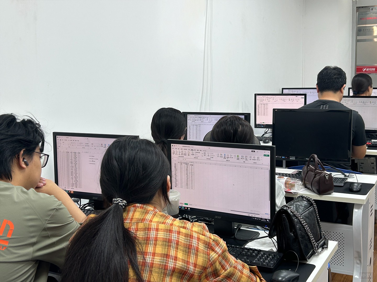 正在學(xué)習(xí)編程的孩子們 正在學(xué)習(xí)編程的孩子們