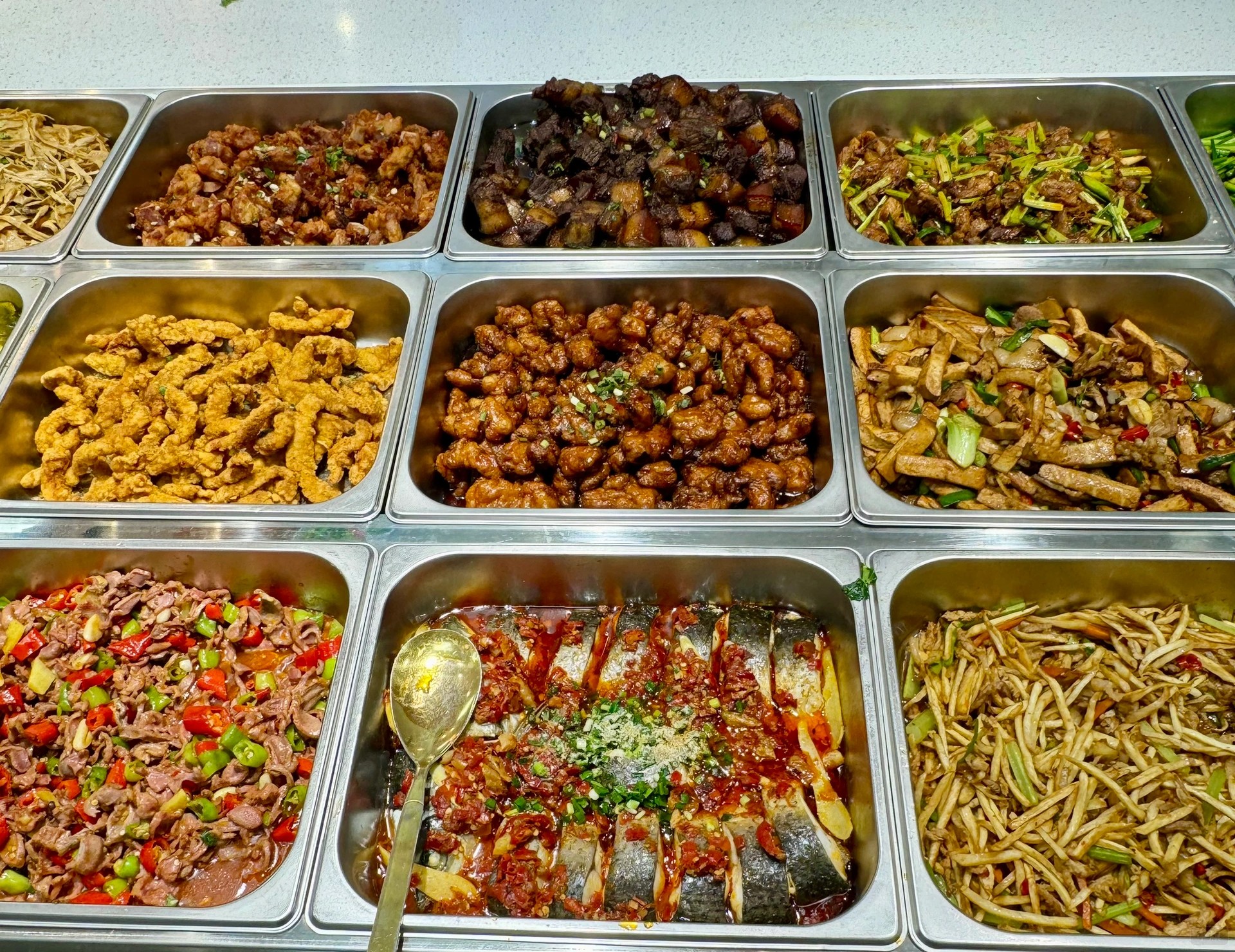 快餐店剛出鍋熱騰騰的飯菜