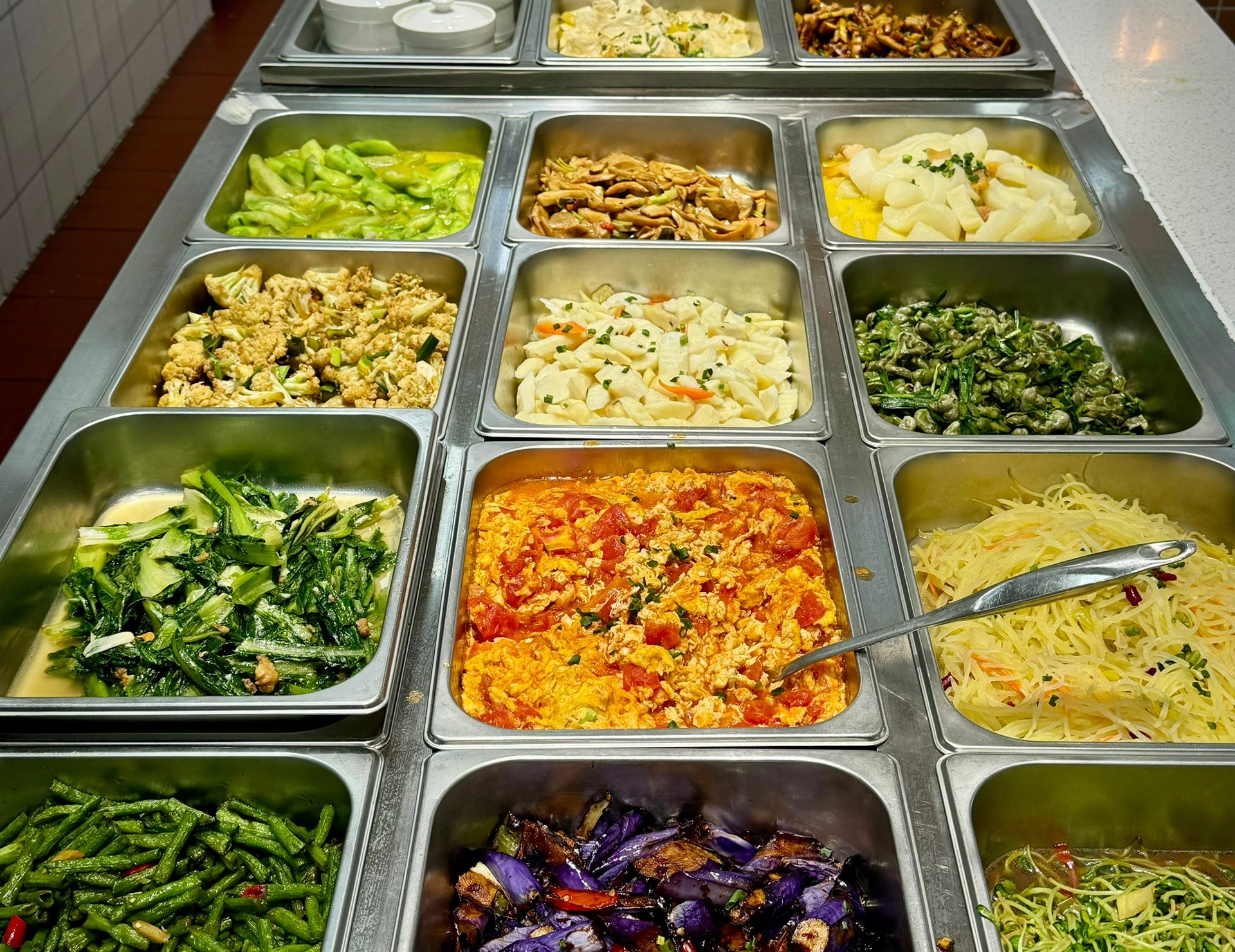 都是快餐店新炒出來的熱菜