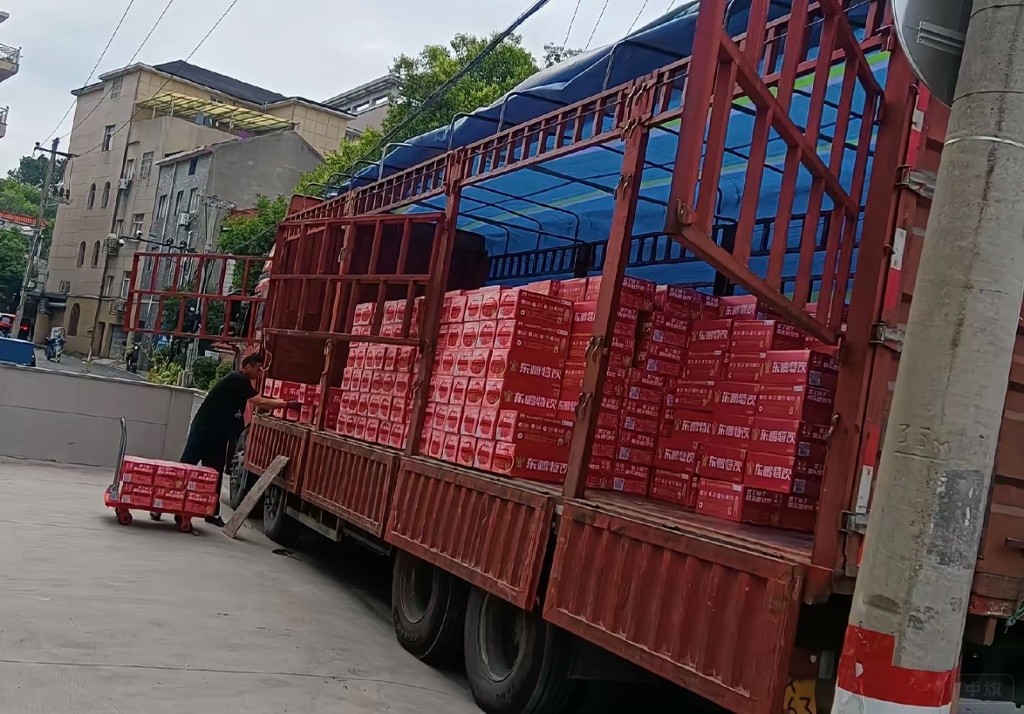 正在裝車的東鵬特飲