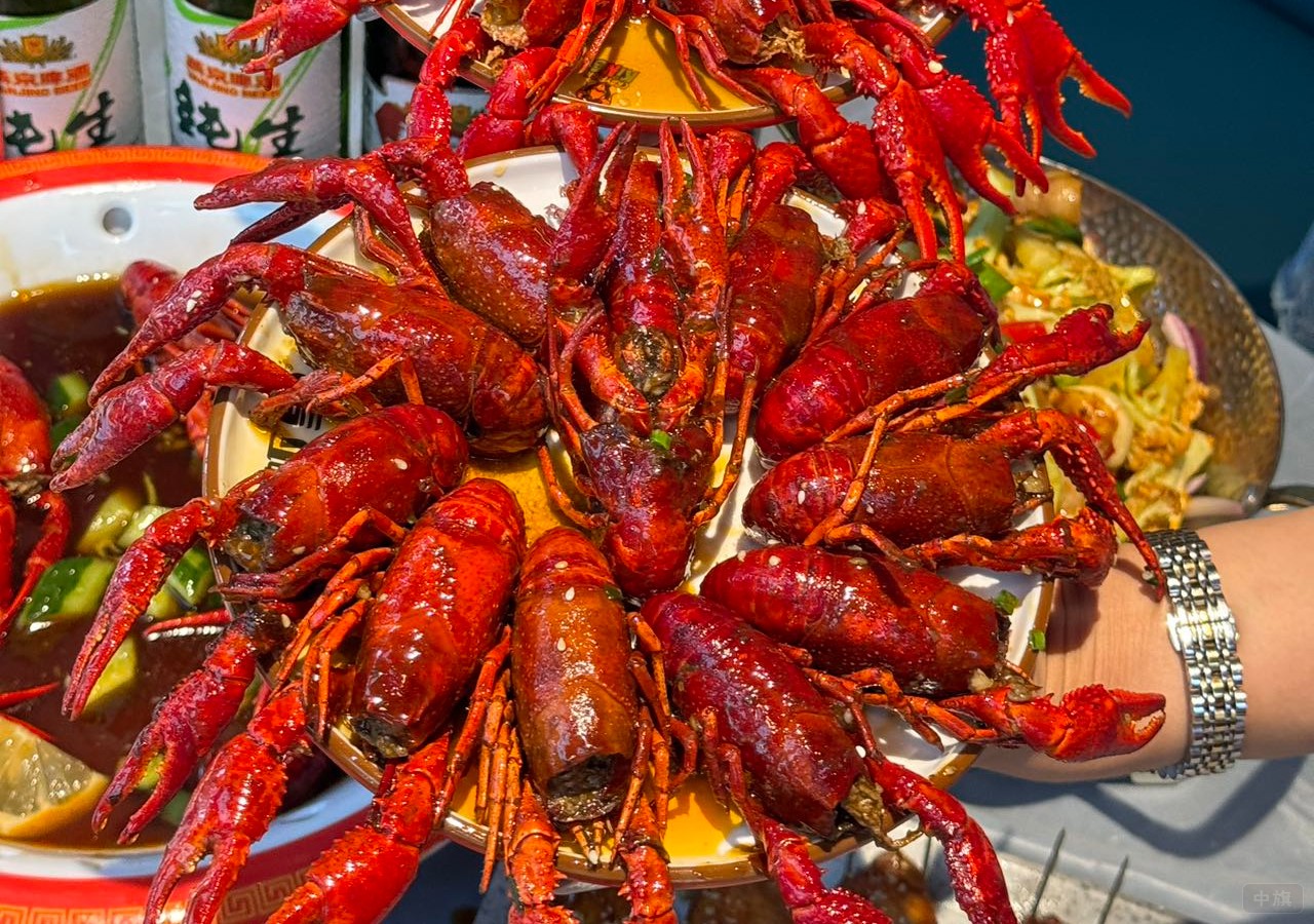 成盤(pán)的小龍蝦看著還是很有食欲的 成盤(pán)的小龍蝦看著還是很有食欲的